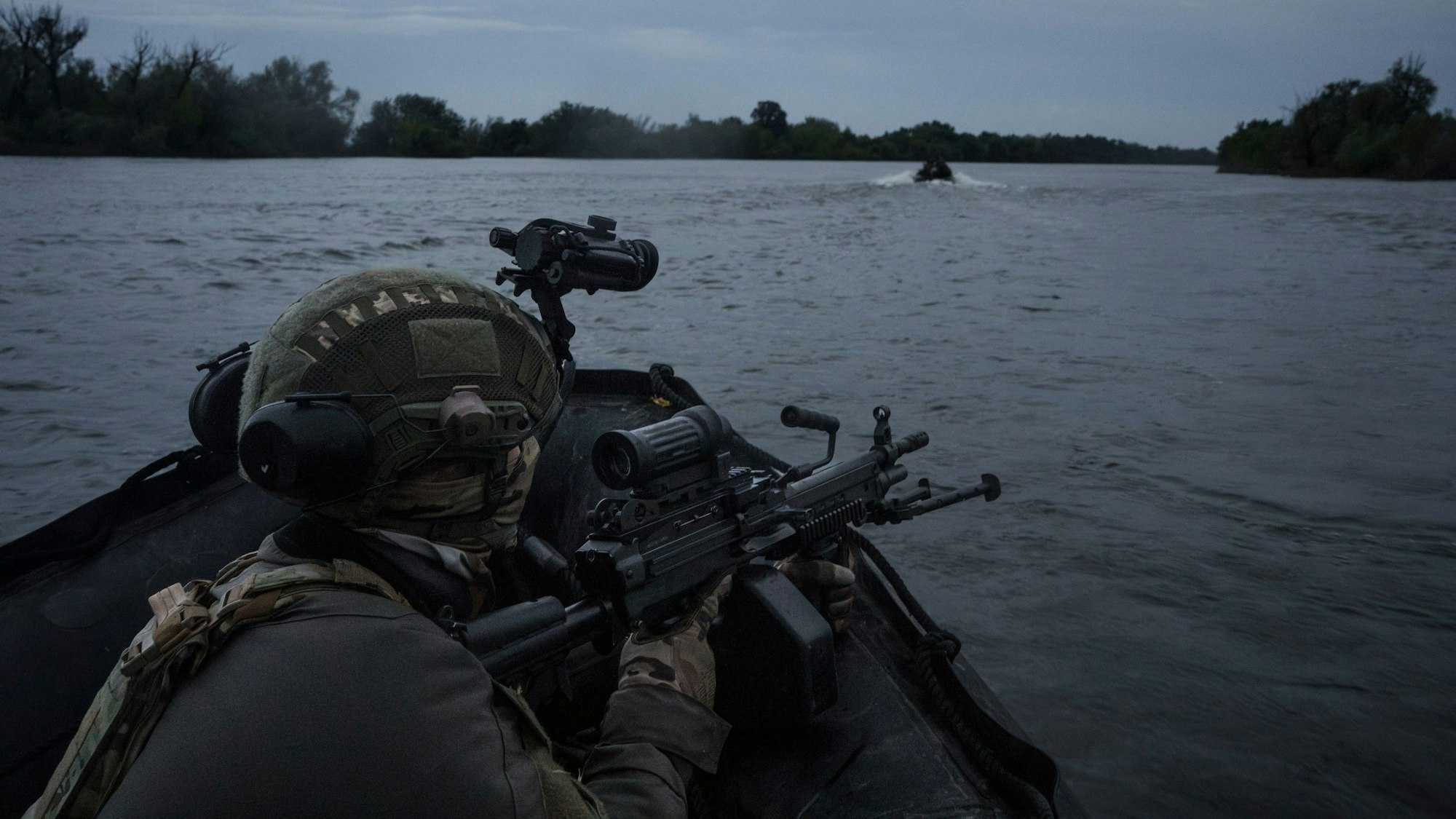 Ukrainische Soldaten fahren mit einem Boot auf dem Fluss Dnipro an der Frontlinie in der Nähe von Cherson. (Archivbild)