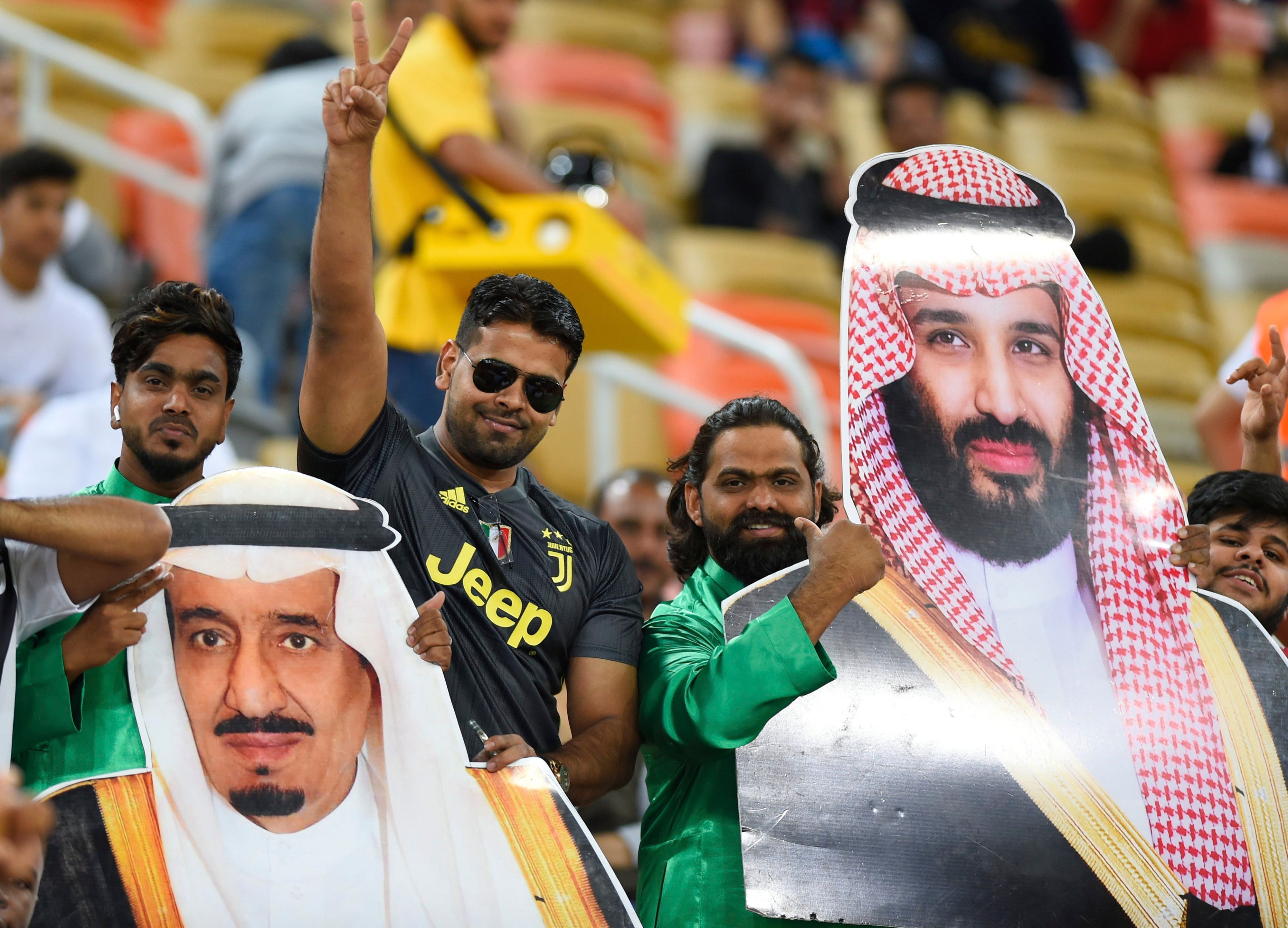 Saudische Fans halten Bilder von Saudi-Arabiens König Salman und dem Kronprinzen Mohammed bin Salman vor dem Endspiel des italienischen Fußball-Supercups zwischen dem AC Mailand und Juventus Turin im King Abdullah Stadion.