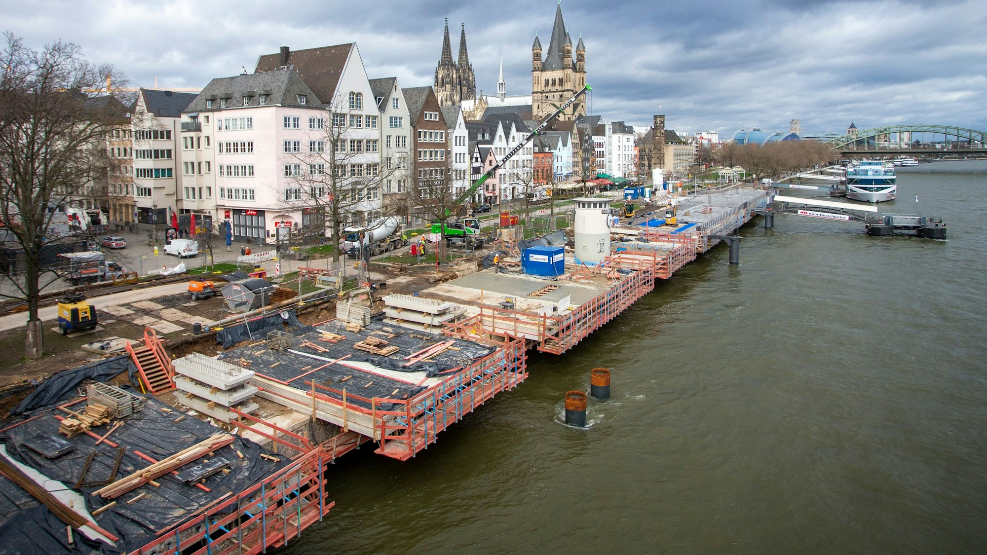 Am Rheinufer wird gearbeitet.