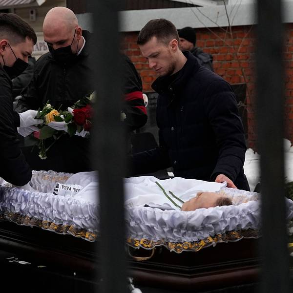Der offene Sarg des russischen Oppositionsführers Alexej Nawalny steht neben der Grabstätte auf dem Borisowskoje-Friedhof.