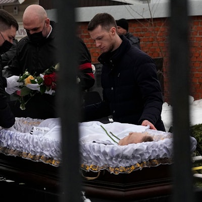 Der offene Sarg des russischen Oppositionsführers Alexej Nawalny steht neben der Grabstätte auf dem Borisowskoje-Friedhof.