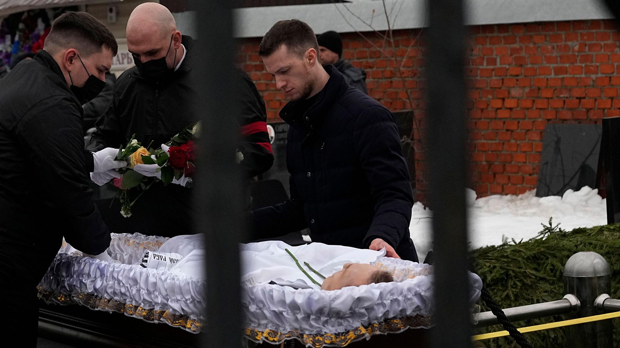 Der offene Sarg des russischen Oppositionsführers Alexej Nawalny steht neben der Grabstätte auf dem Borisowskoje-Friedhof.