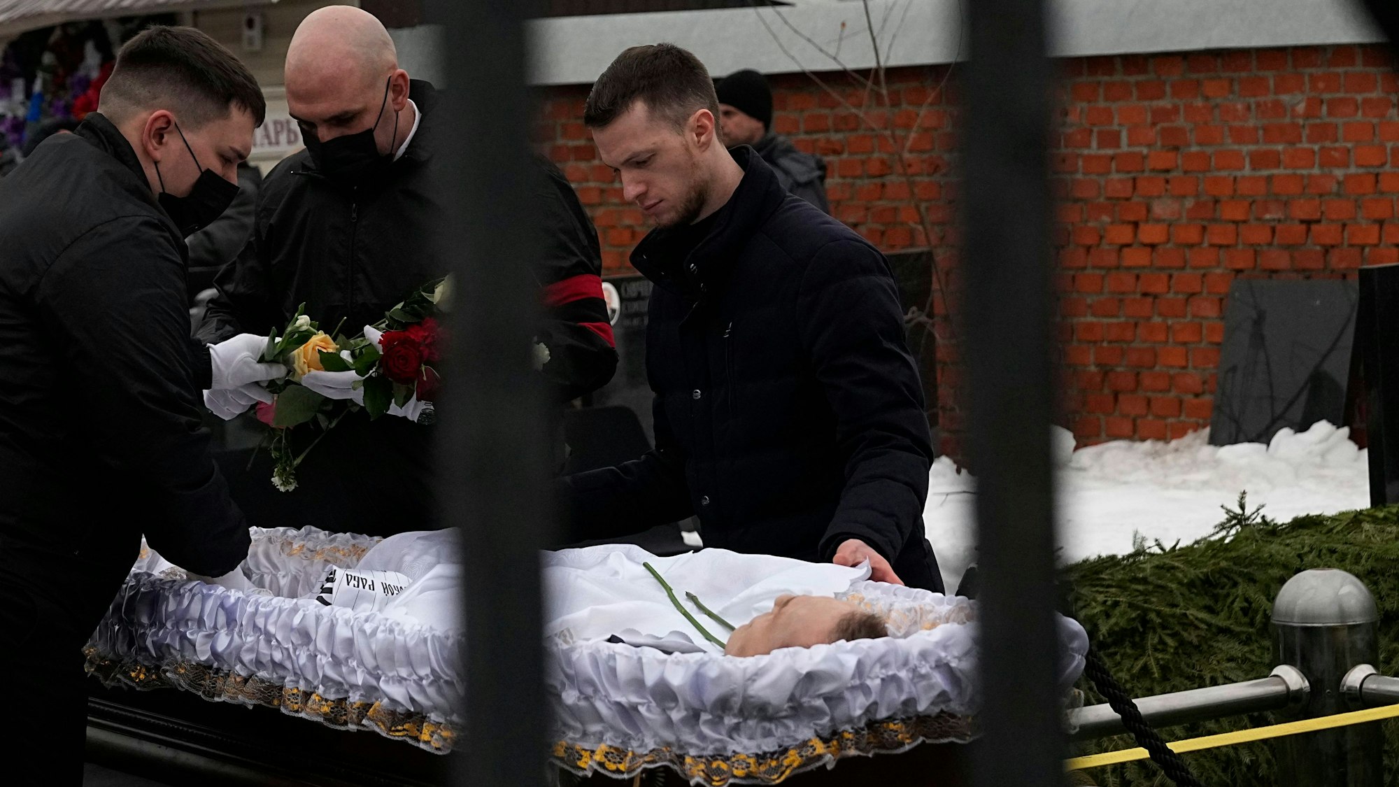 Der offene Sarg des russischen Oppositionsführers Alexej Nawalny steht neben der Grabstätte auf dem Borisowskoje-Friedhof.