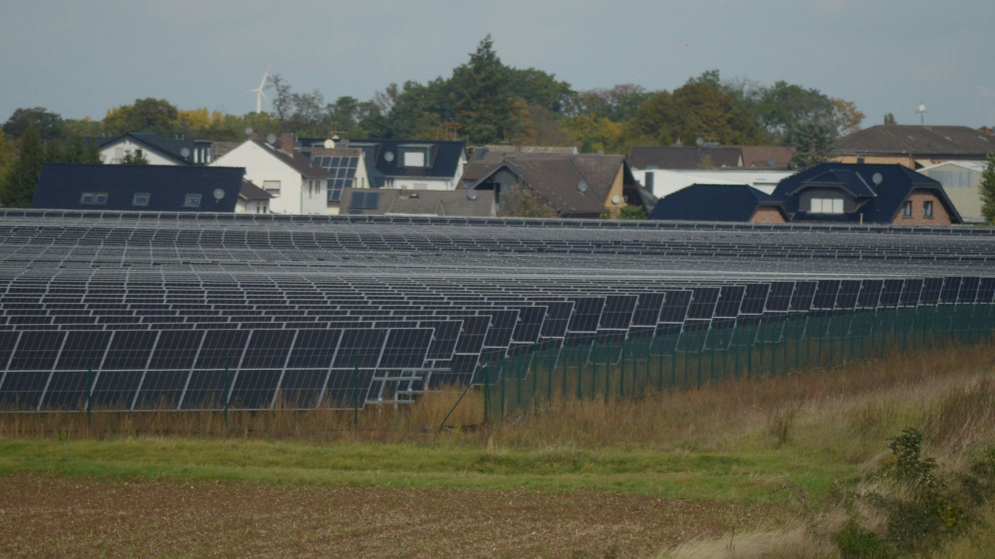 Der Solarpark zwischen Euskirchen-Wüschheim und dem Weilerswister Ortsteil Ottenheim, den man im Hintergrund erkennt.