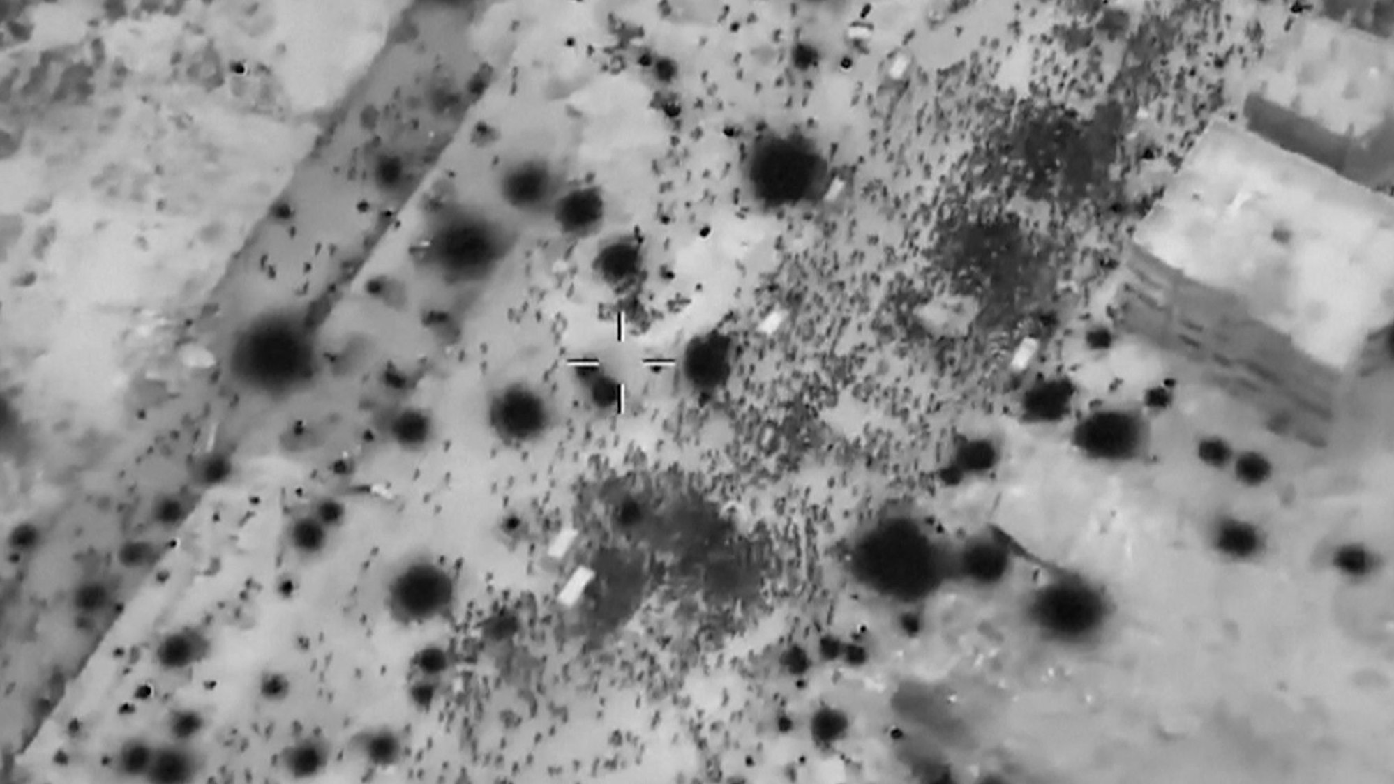 Israelische Luftüberwachung: Das Foto zeigt eine große Gruppe Palästinenser, die an einem Hilfskonvoi stehen. Laut Israel habe sich ein Chaos und Gedränge entwickelt, das Dutzende Tote und Verletzte gefordert hat. Palästina gibt Israel die Schuld, das Militär habe auf die Gruppe geschossen.