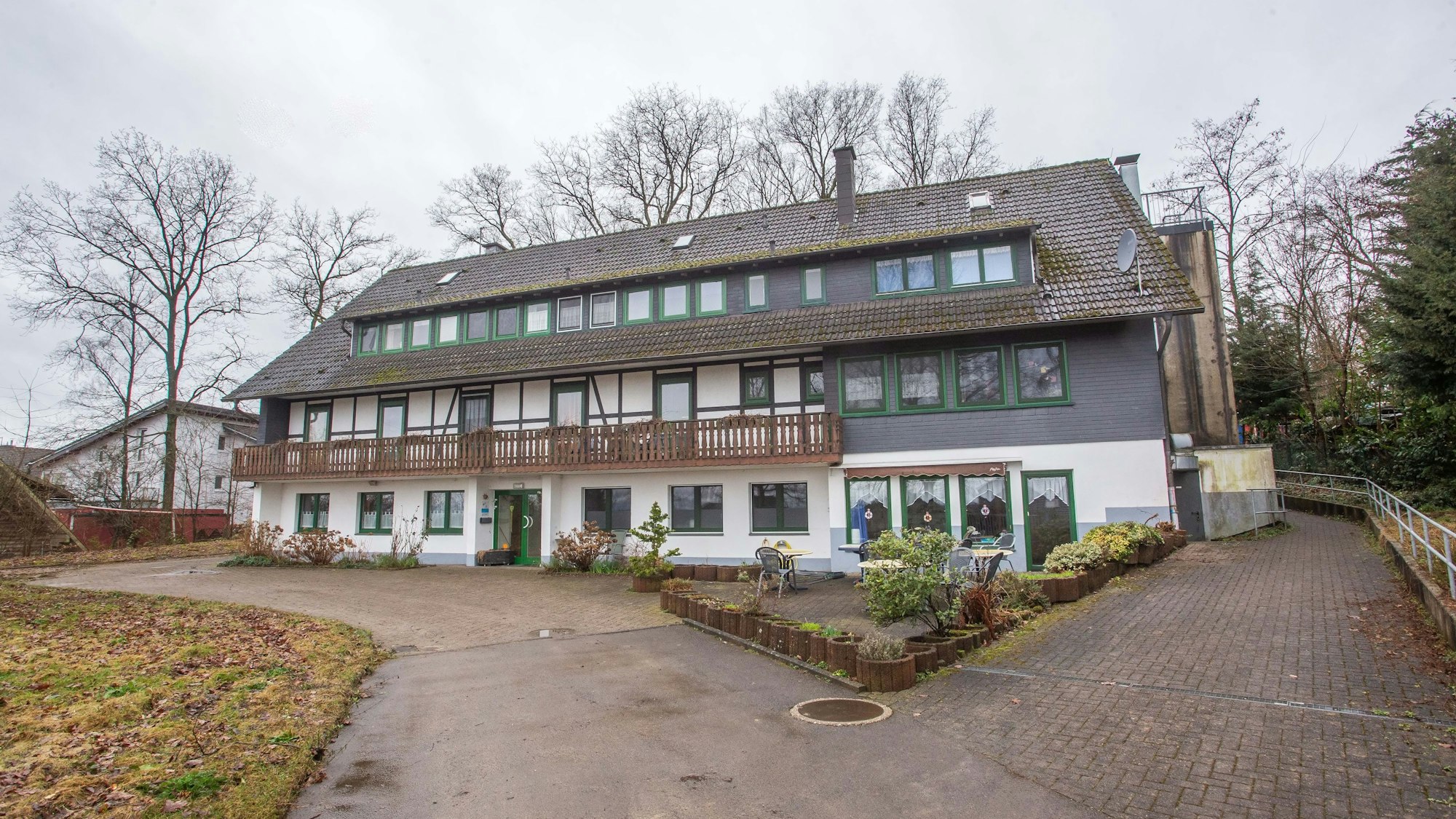 Die Front eines dreigeschossiges Haus mit Satteldach.