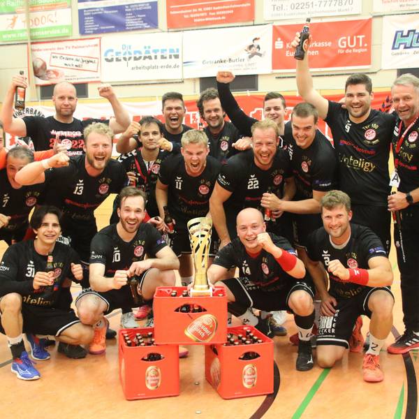Die erste Mannschaft des TV Palmersheim freut sich über den Kreispokalsieg 2022. Der Pokal steht auf einem Podest aus Bierkisten.