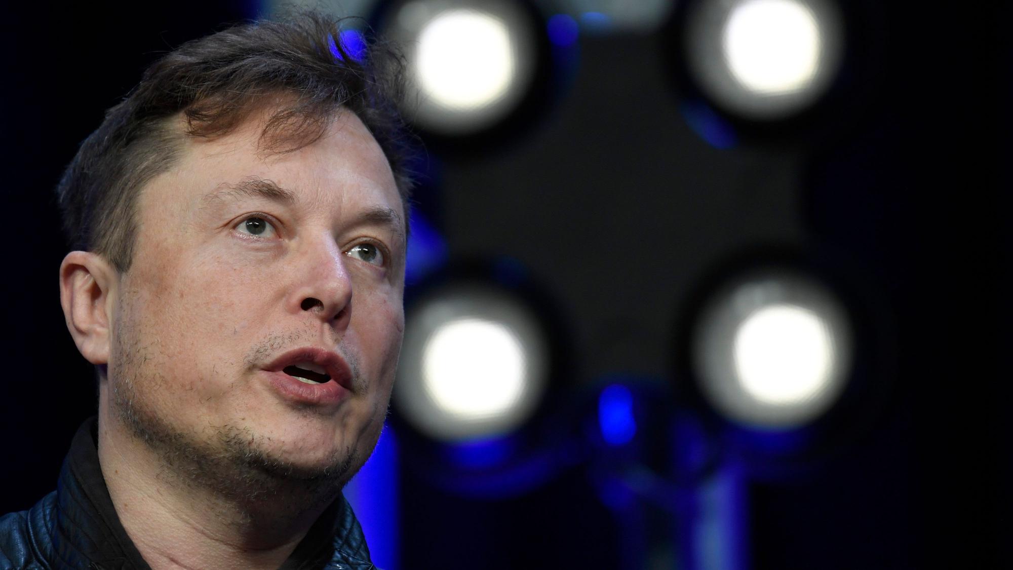 Elon Musk spricht auf einer Konferenz in Washington, DC.