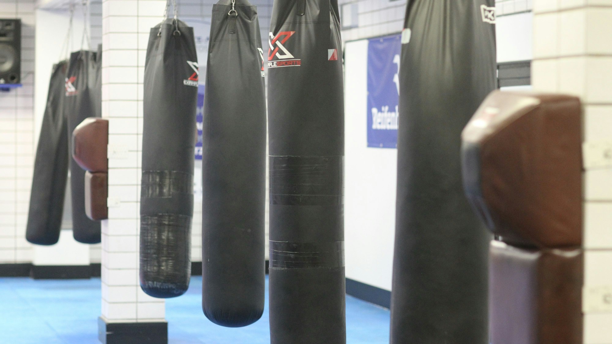 Zehn Sandsäcke hängen in der Trainingshalle von der Decke.