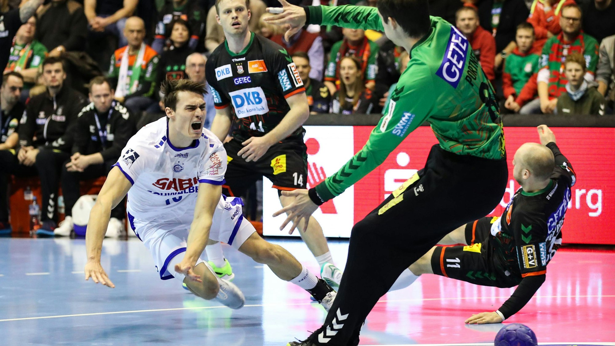 VfL-Handballer Miro Schluroff überwindet den Magdeburger Torhüter Nikola Portner.