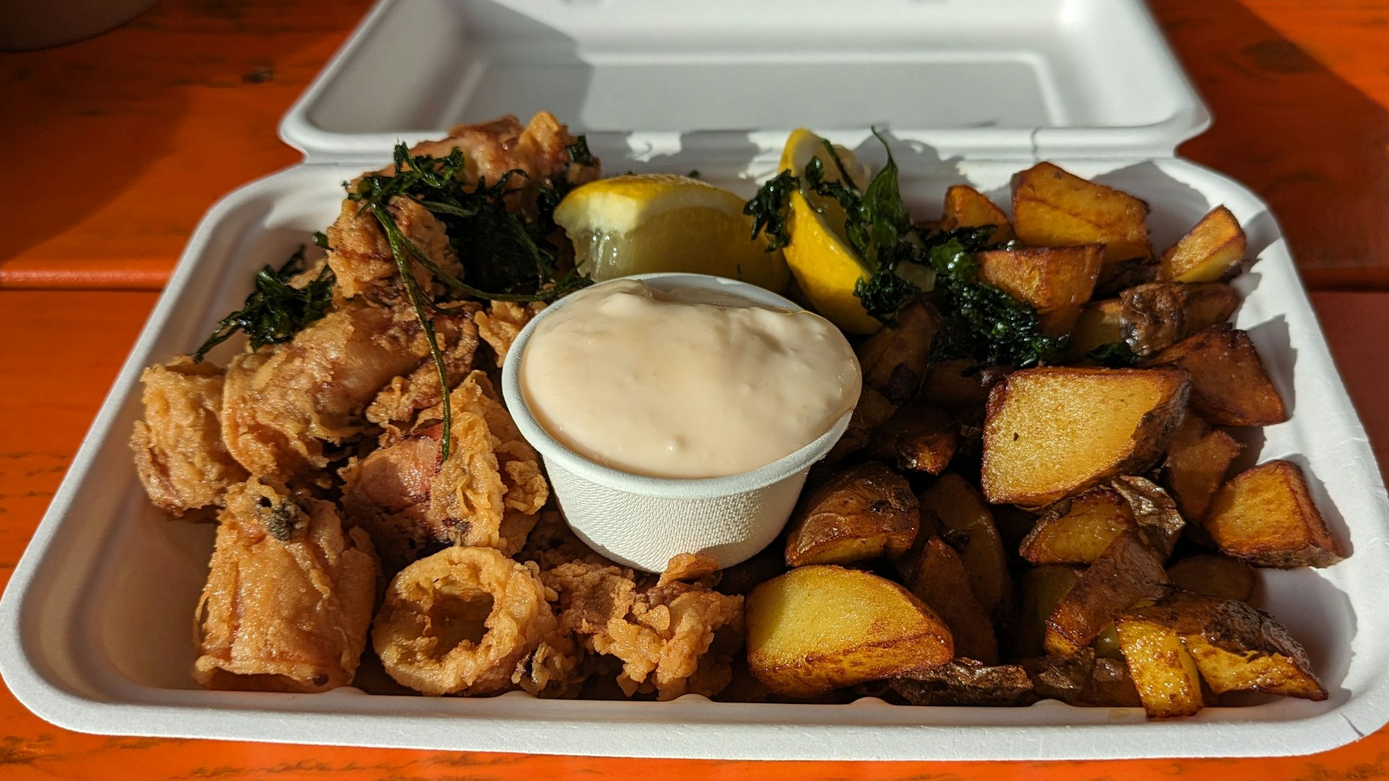 Die Calamaris mit Patatas Bravas.