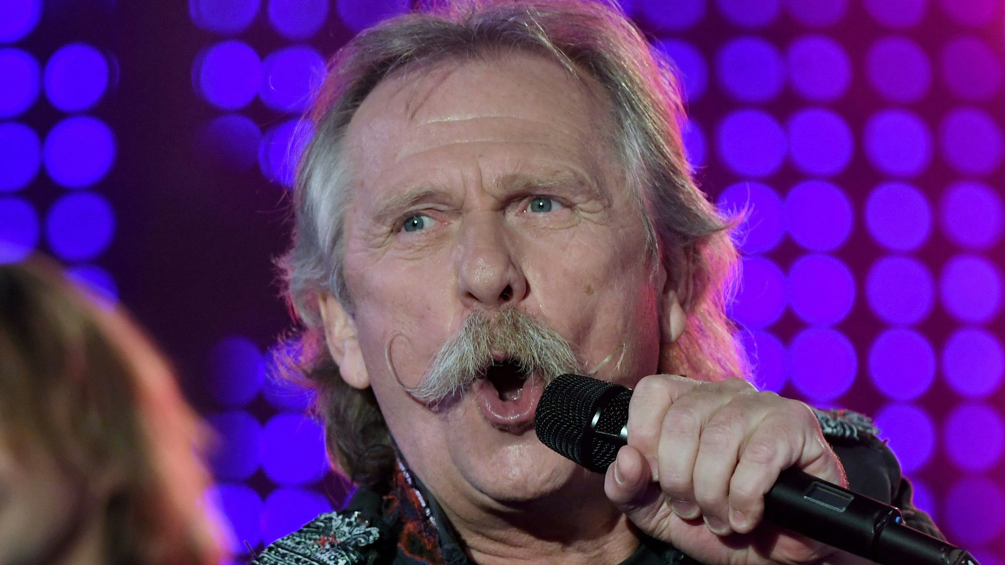 Henning Krautmacher, der Sänger und Frontmann der Kölner Band Höhner, bei einem Auftritt.