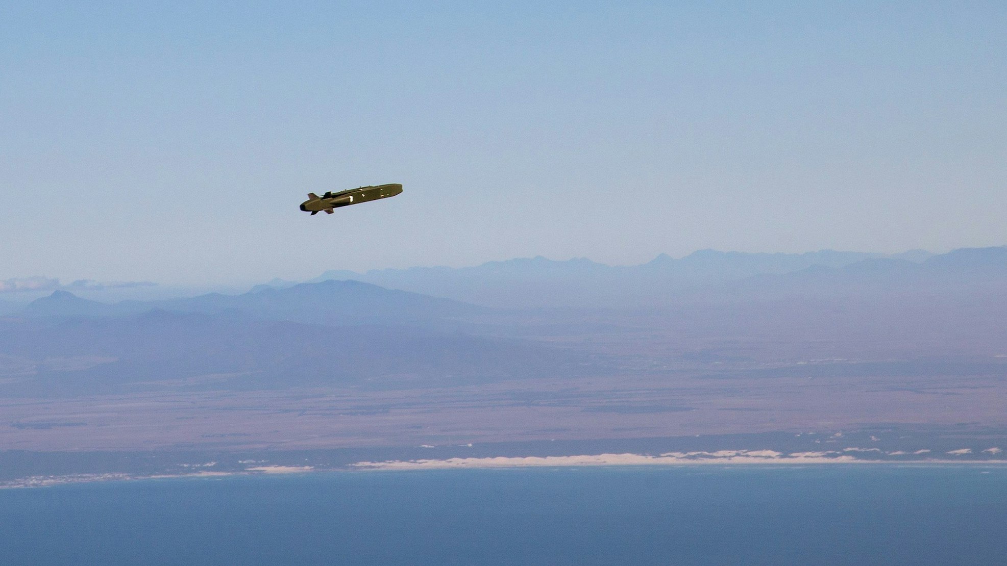 Bundeswehr herausgegebene Aufnahme zeigt einen Lenkflugkörper Taurus im Rahmen der Übung „Two Oceans“ über See.