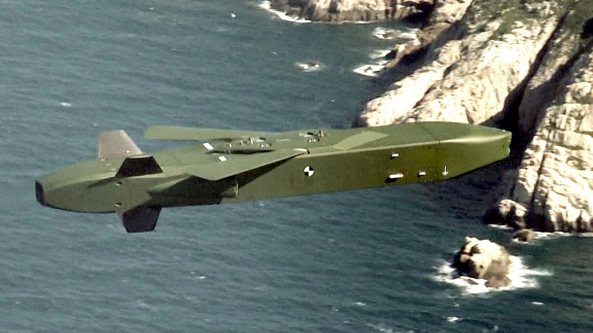 ARCHIV - 13.09.2017, Südkorea, Vor der Westküste: HANDOUT - Auf diesem vom südkoreanischen Verteidigungsministerium zur Verfügung gestellten Foto fliegt ein Taurus-Marschflugkörper während einer Übung vor der Westküste des Landes. Eine russische Propagandistin hat eine Audiodatei eines Gesprächs deutscher Offiziere zum Waffensystem Taurus veröffentlicht. Bundeskanzler Olaf Scholz hat nach der russischen Veröffentlichung eines Mitschnitts von Beratungen deutscher Luftwaffen-Offiziere zum Ukraine-Krieg schnelle Aufklärung versprochen. (Zu dpa «Scholz verspricht Aufklärung zu veröffentlichtem Luftwaffen-Mitschnitt») - ACHTUNG: Nur zur redaktionellen Verwendung und nur mit vollständiger Nennung des vorstehenden Credits +++ dpa-Bildfunk +++