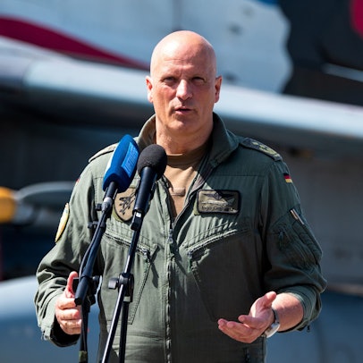 Ingo Gerhartz, Generalleutnant und Inspekteur der Luftwaffe, spricht während eines Medientags zur Luftwaffen-Übung «Air Defender 2023» auf dem Luftwaffenstützpunkt Jagel. Die Vorbereitungen für die großangelegte internationale Übung über Teilen Deutschlands sind abgeschlossen.