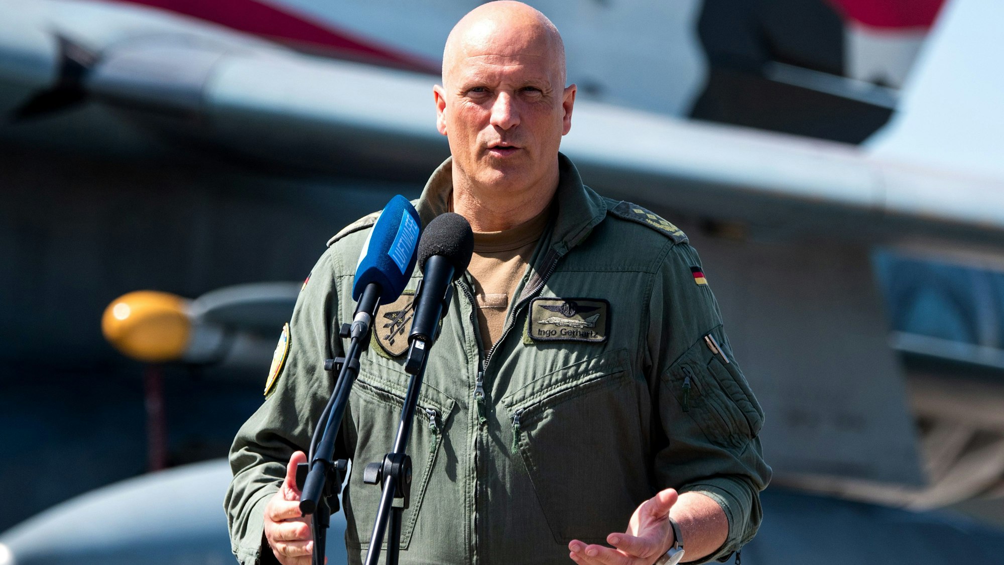 Ingo Gerhartz, Generalleutnant und Inspekteur der Luftwaffe, spricht während eines Medientags zur Luftwaffen-Übung «Air Defender 2023» auf dem Luftwaffenstützpunkt Jagel. Die Vorbereitungen für die großangelegte internationale Übung über Teilen Deutschlands sind abgeschlossen.