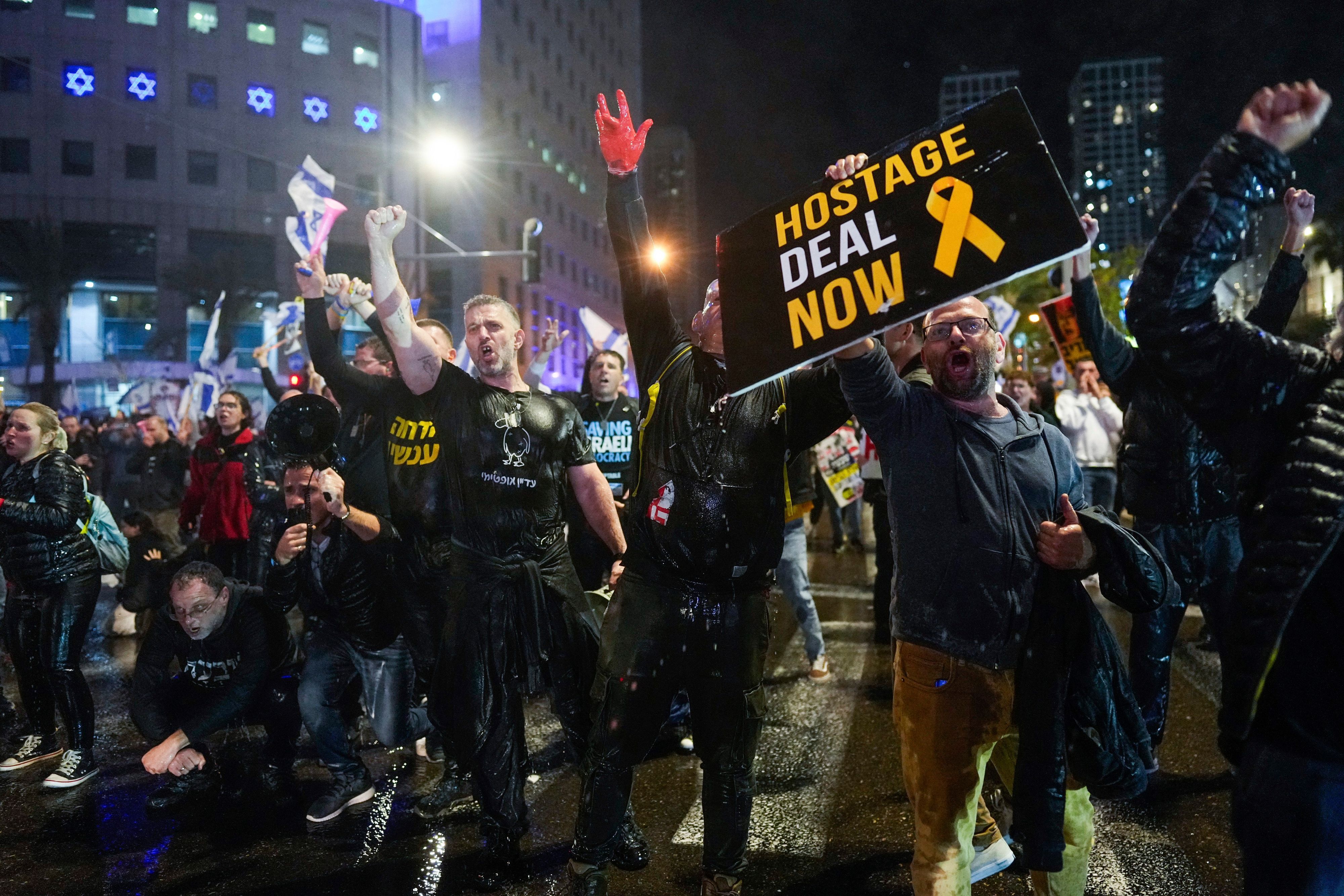 Demonstranten rufen Slogans während einer Demonstration gegen die Regierung des israelischen Ministerpräsidenten Netanjahu.