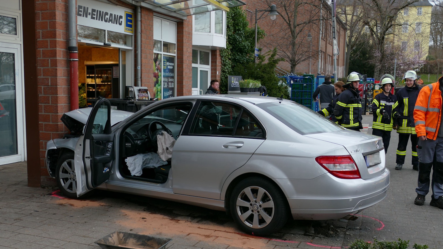 Ein Auto ist gegen eine Hauswand geprallt.
