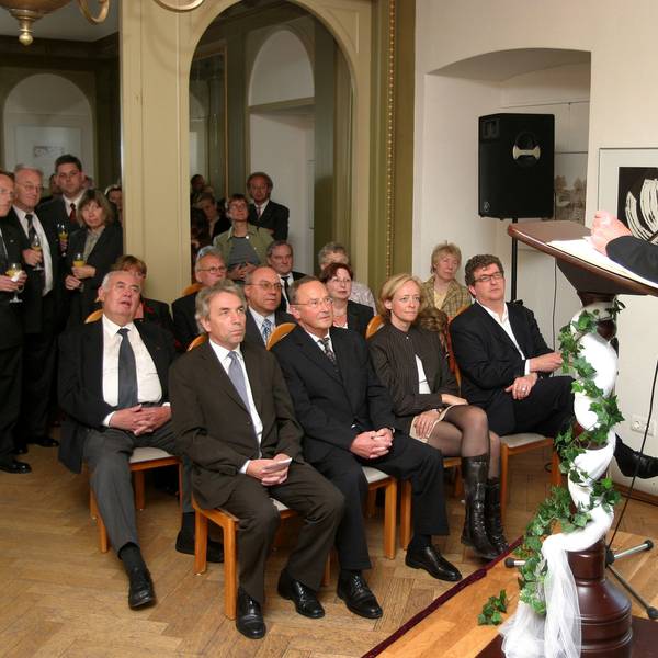 Bürgermeister Dieter Happ (r.) begrüßt im Mai 2004 zur feierlichen Gründung der von ihm initiierten Bürgerstiftung auf Schloss Eulenbroich.