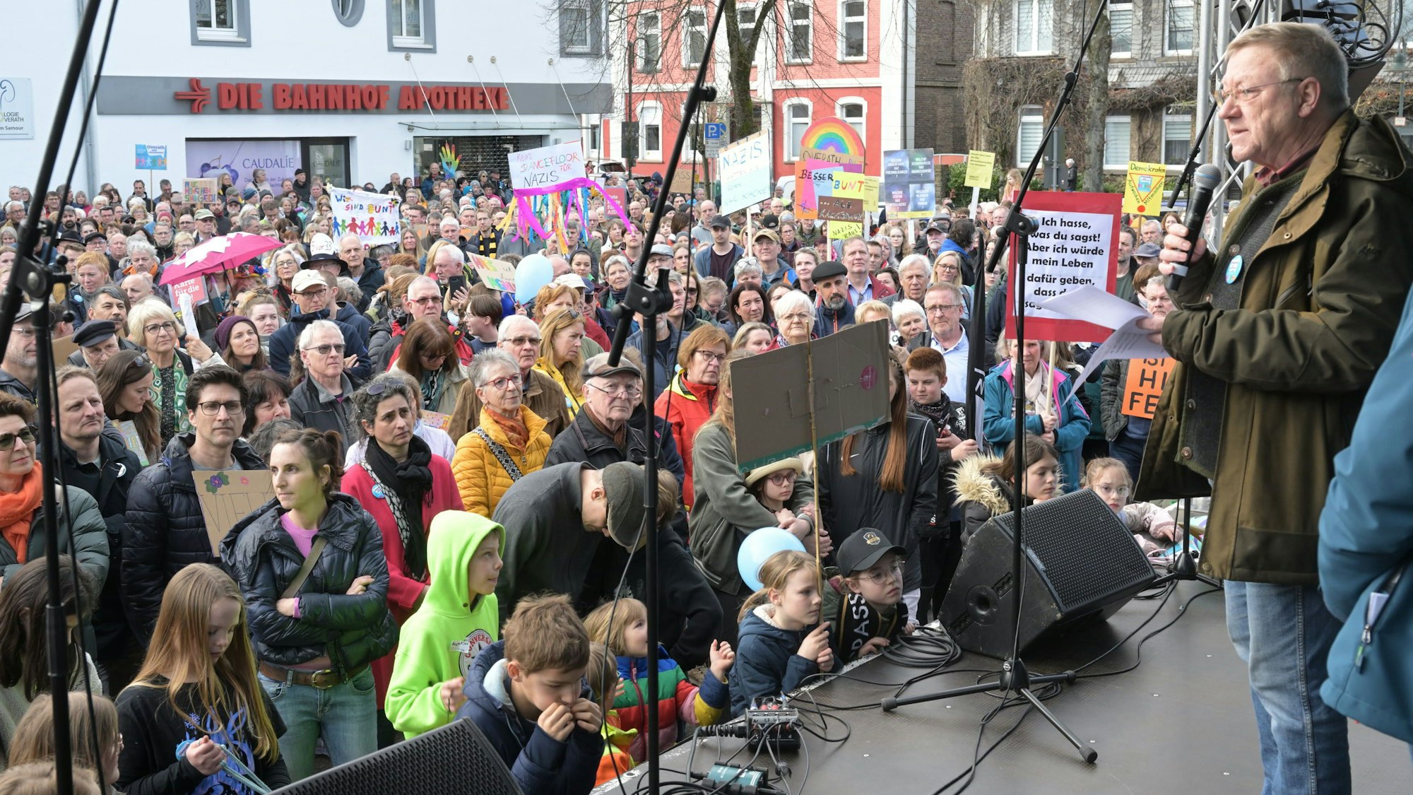 Andreas Heider steht auf einer Bühne vor Demonstrierenden auf dem Overather Bahnhofplatz.