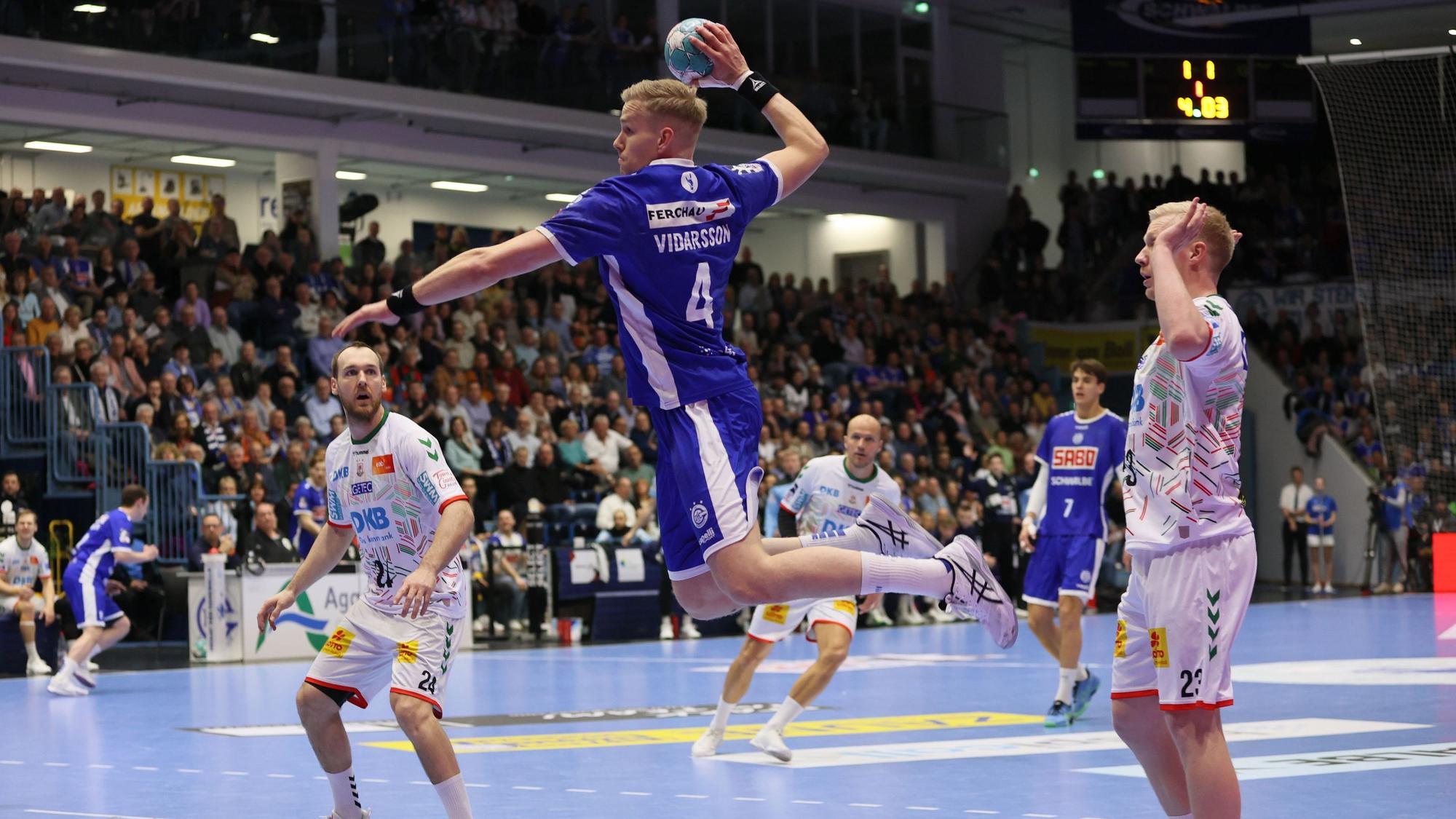 VfL-Handballer Ellidi Vidarsson im Sprungwurf auf das Tor.