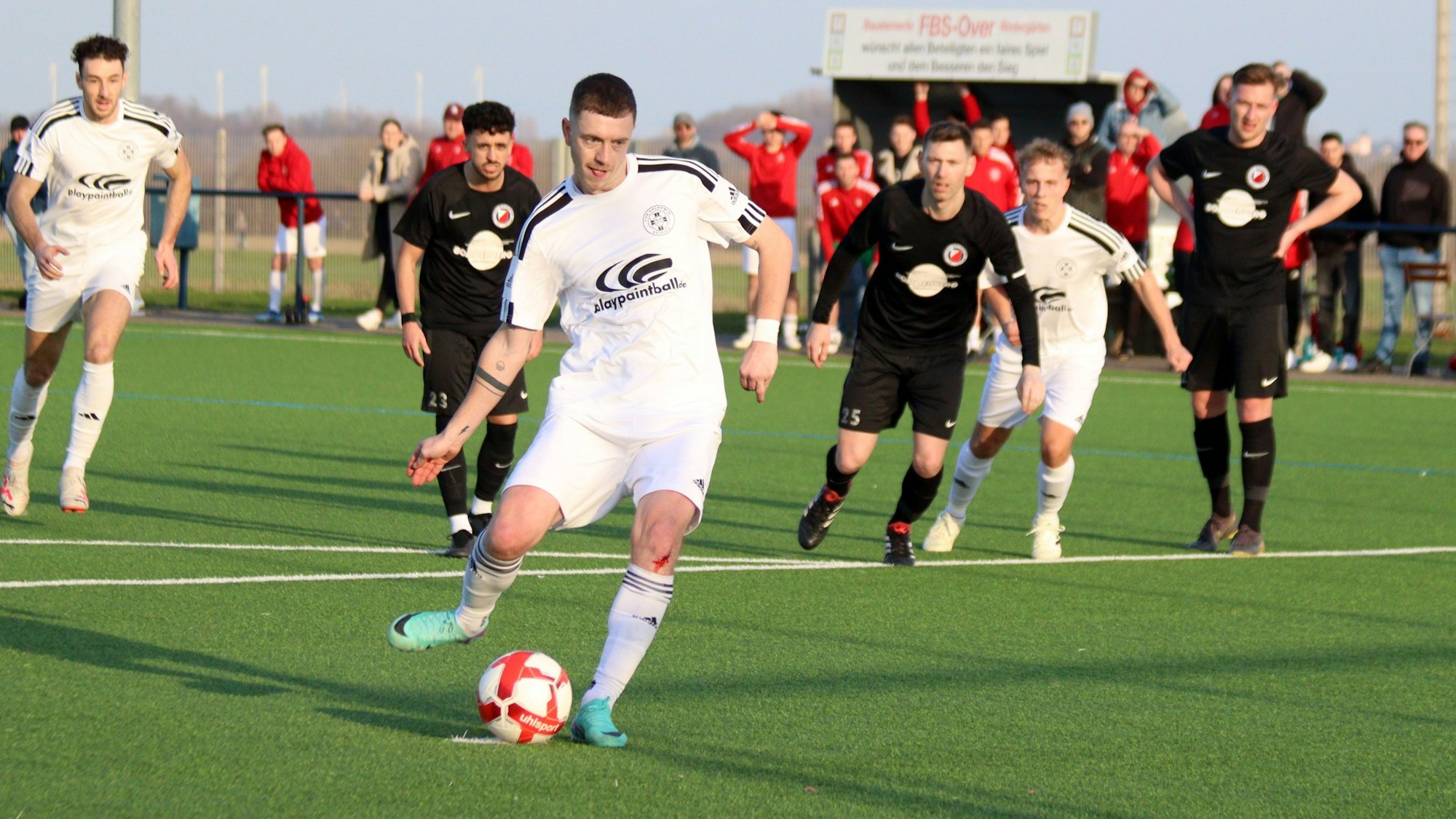 Dominik Spies bei der Ausführung des Elfmeters, den er nicht verwandelte.
