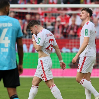 Jan Thielmann (1. FC Köln) verlässt nach der roten Karte den Platz.