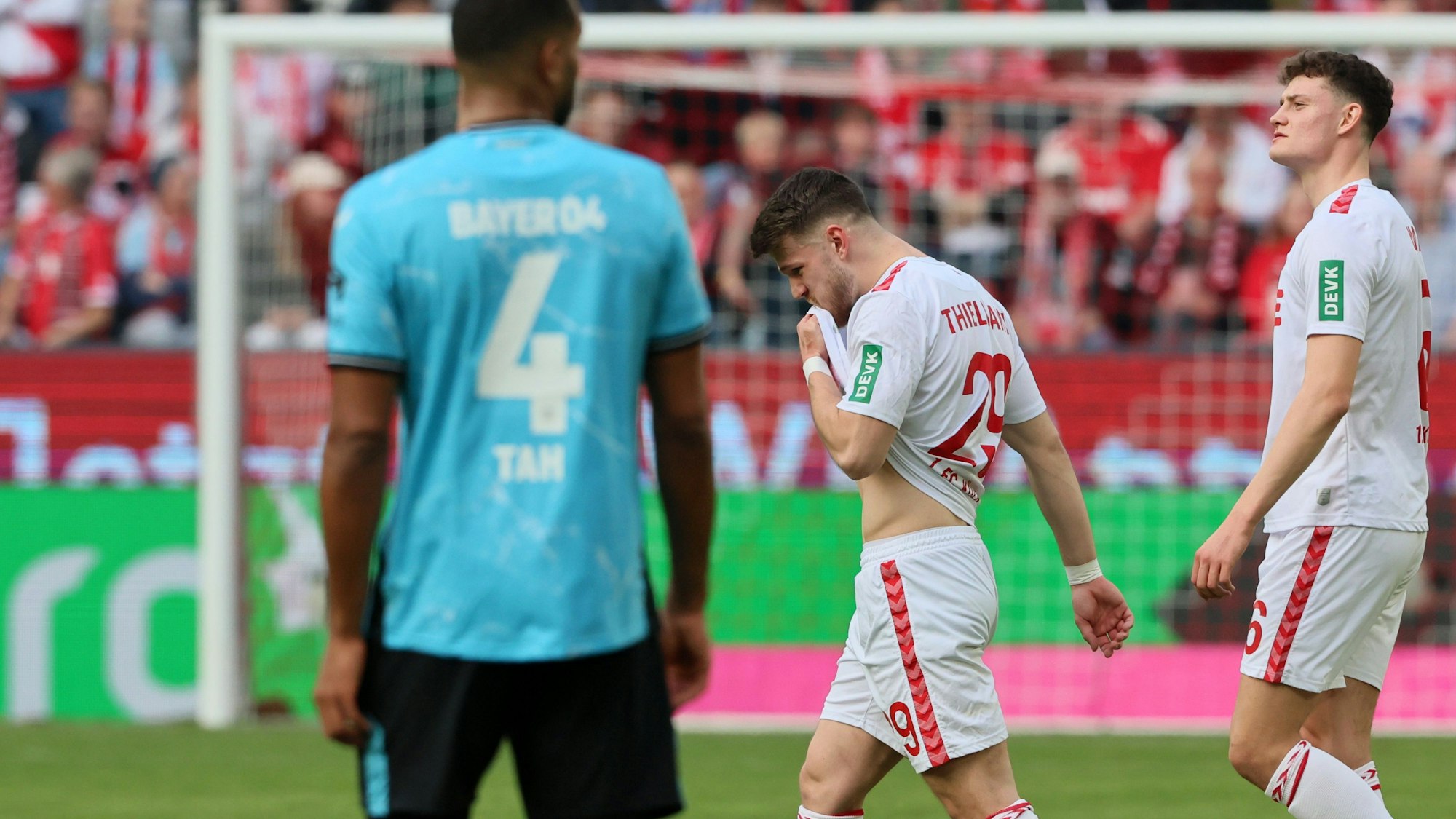 Jan Thielmann (1. FC Köln) verlässt nach der roten Karte den Platz.