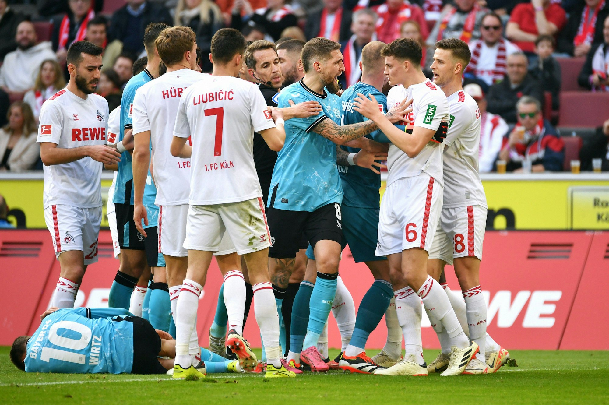 Derby-Stimmung im Rhein-Energie-Stadion: Nach einem Foul an Florian Wirtz kommt es zur Rudelbildung.