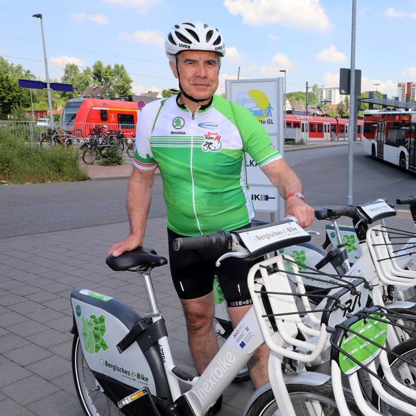 Werner Schneider stellt ein Bergisches E-Bike an der Ladestation am Gladbacher S-Bahnhof ab.