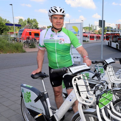 Werner Schneider stellt ein Bergisches E-Bike an der Ladestation am Gladbacher S-Bahnhof ab.