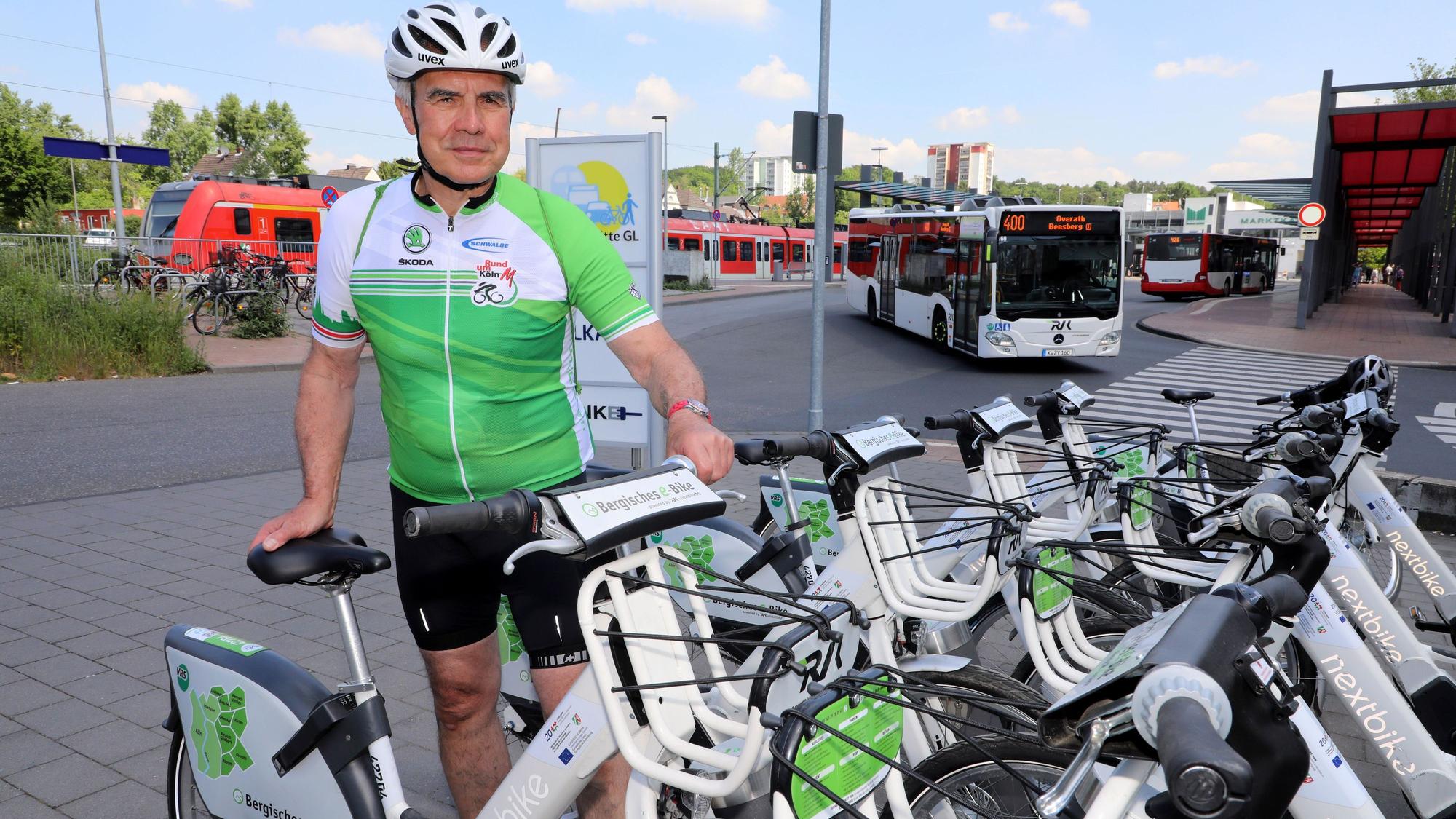 Werner Schneider entleiht ein Bergische E-Bike aus der Mobilstation am Bergisch Gladbacher S-Bahnhof.