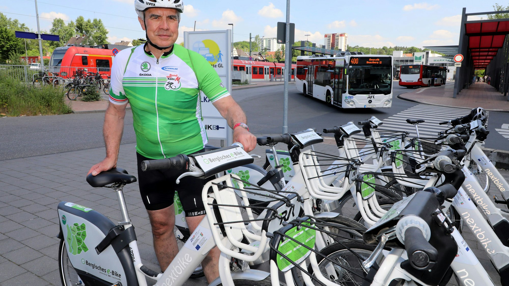 Werner Schneider parkt ein E-Bike an einer Fahrradstation.