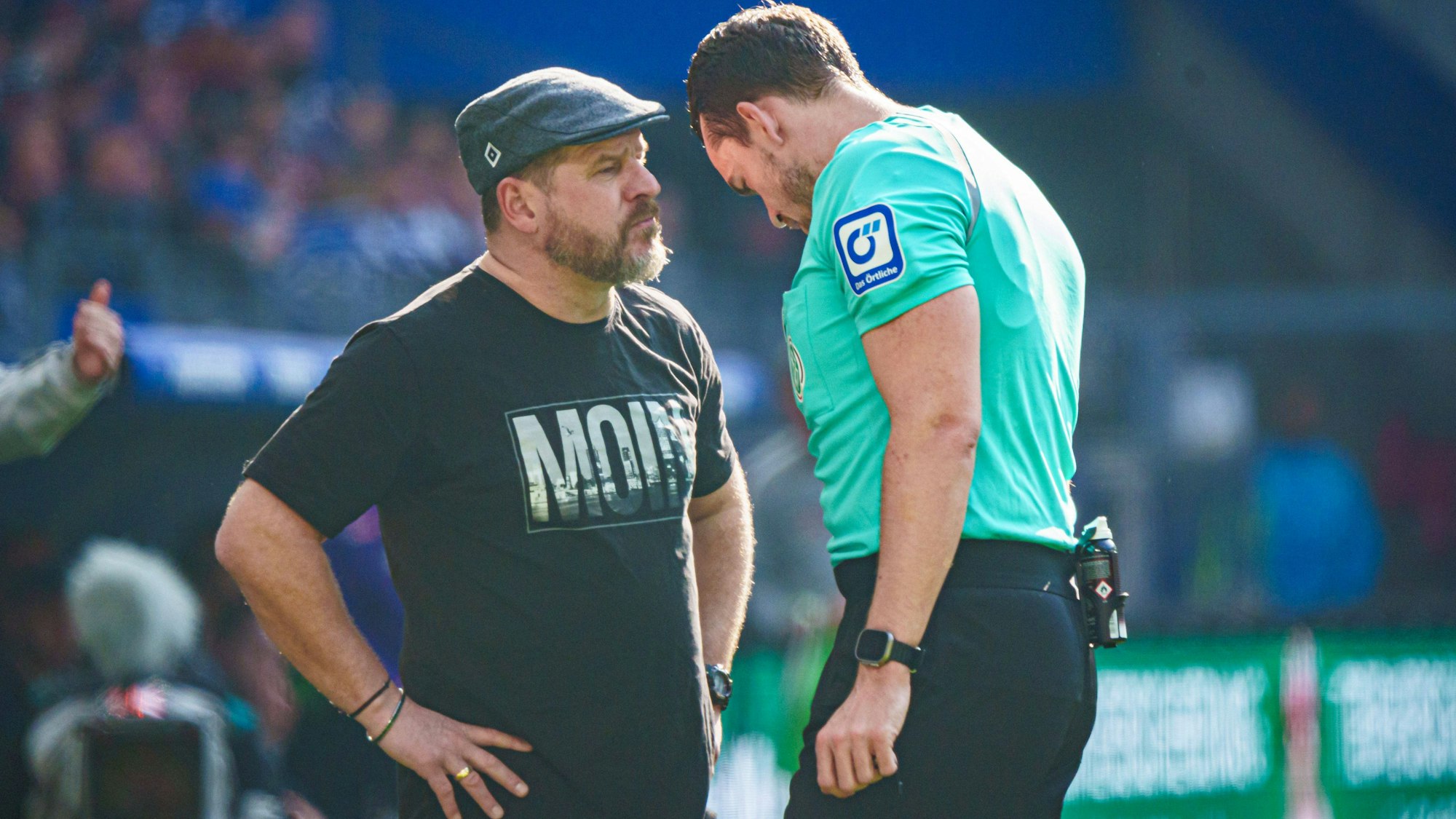 Steffen Baumgart und Schiedsrichter Richard Hempel im Gespräch.