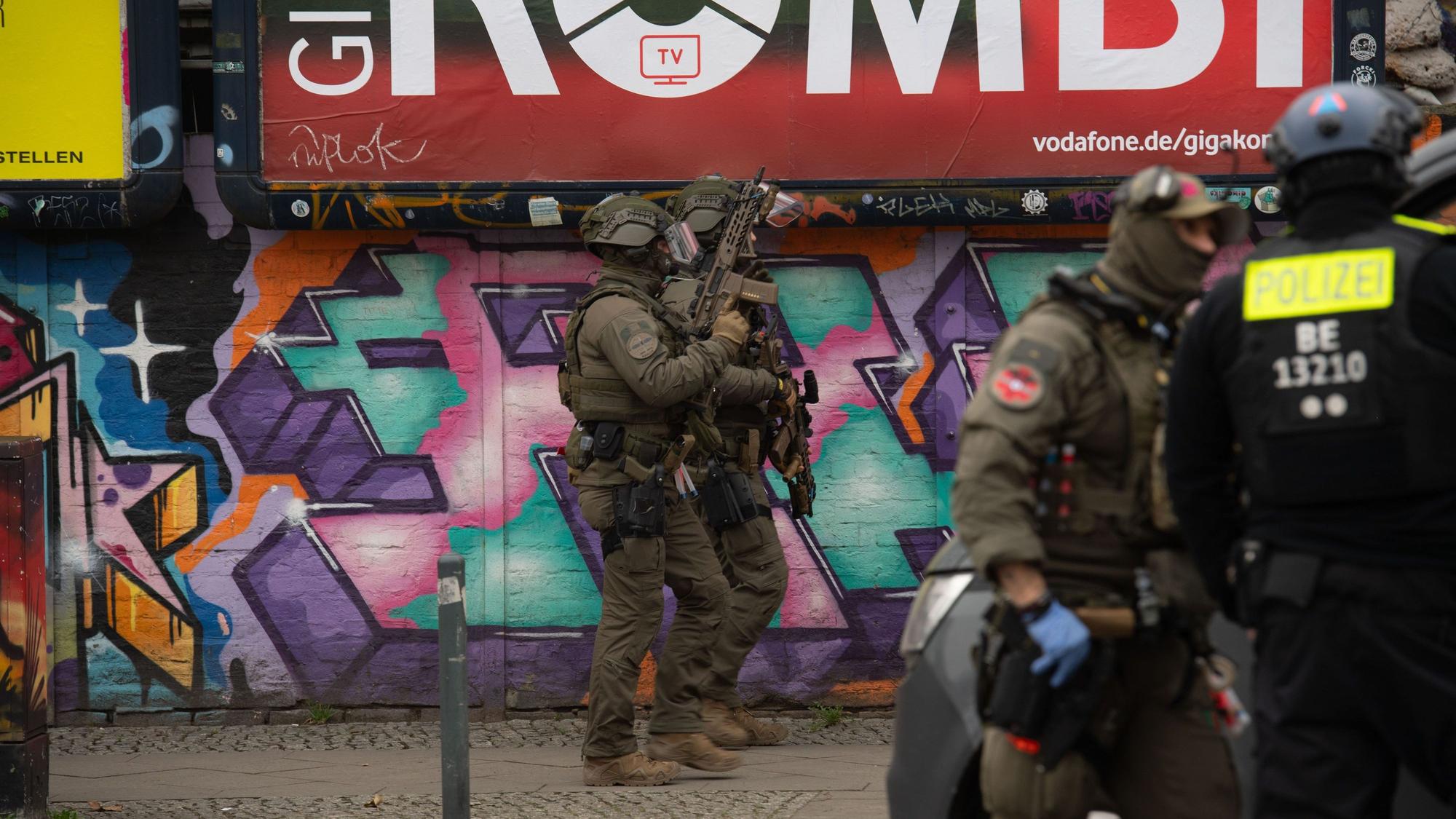 SEK-Einsatzkräfte stehen an einem Grundstück in Berlin. Der Einsatz steht möglicherweise im Zusammenhang mit der Fahndung nach den beiden noch flüchtigen mutmaßlichen Räubern Ernst-Volker Staub und Burkhard Garweg.