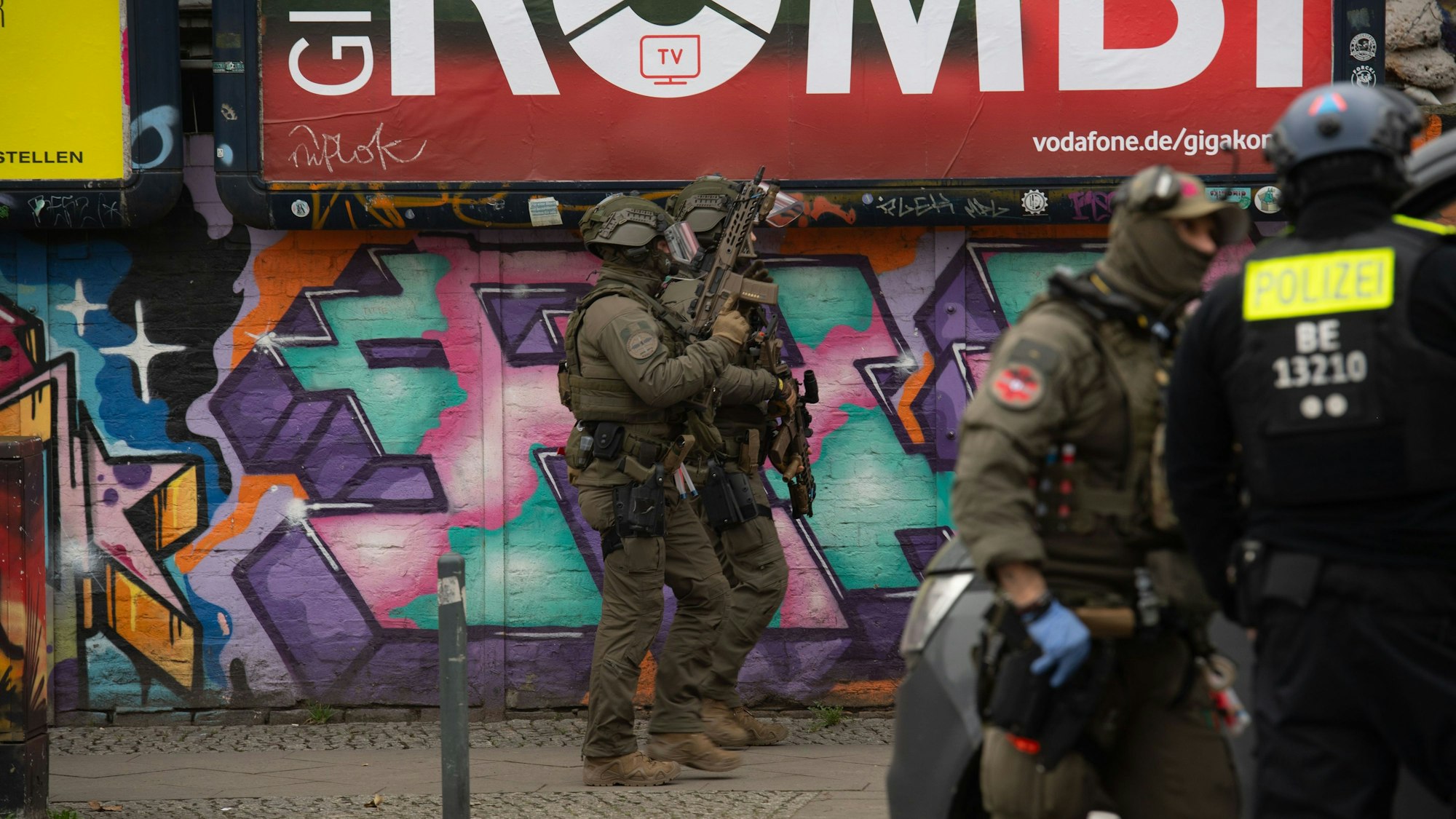 SEK-Einsatzkräfte stehen an einem Grundstück in Berlin. Der Einsatz steht möglicherweise im Zusammenhang mit der Fahndung nach den beiden noch flüchtigen mutmaßlichen Räubern Ernst-Volker Staub und Burkhard Garweg.