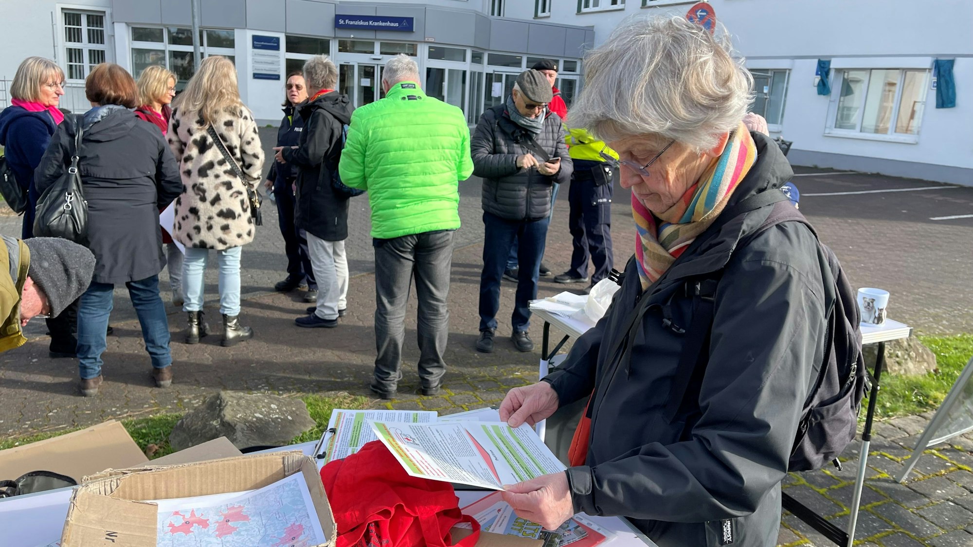 Eine ältere Frau liest den Text der Petition zur Wiedereröffnung der Geburtshilfe in der Region.