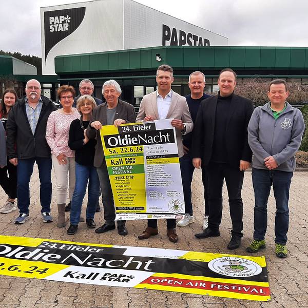 Bei der Vorstellung des Programms stellten sich die Organisatoren und Veranstalter vor dem Firmengebäude von Papstar zum Foto mit einem Veranstaltungsplakat auf.