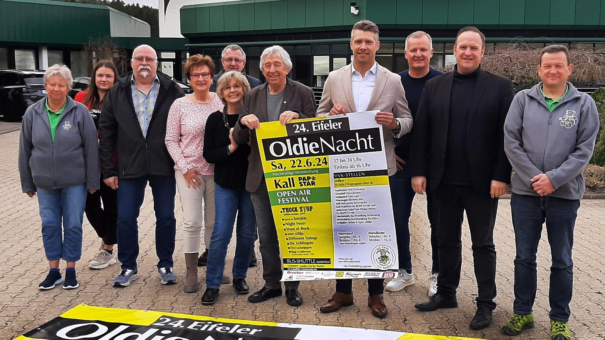 Bei der Vorstellung des Programms stellten sich die Organisatoren und Veranstalter vor dem Firmengebäude von Papstar zum Foto mit einem Veranstaltungsplakat auf.