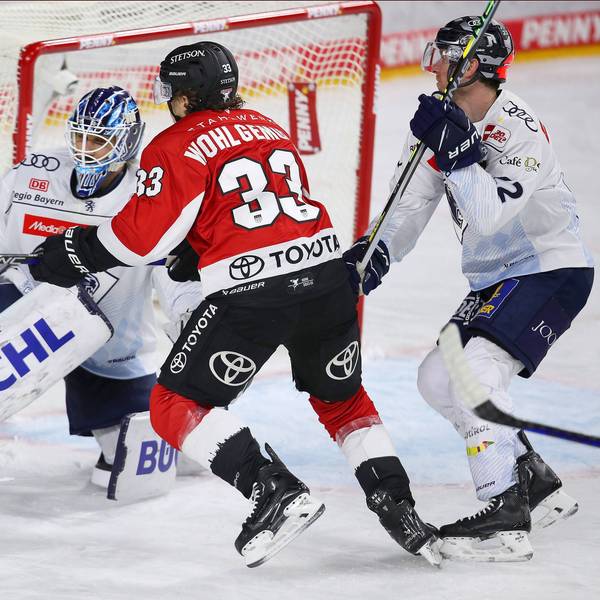 Kölner Haie - ERC Ingolstadt: Tim Wohlgemuth Kölner Haie schießt den Puck auf das Tor von Torhüter Devin Williams.