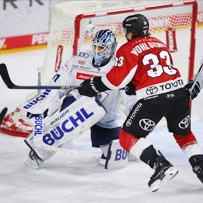 Kölner Haie - ERC Ingolstadt: Tim Wohlgemuth Kölner Haie schießt den Puck auf das Tor von Torhüter Devin Williams.