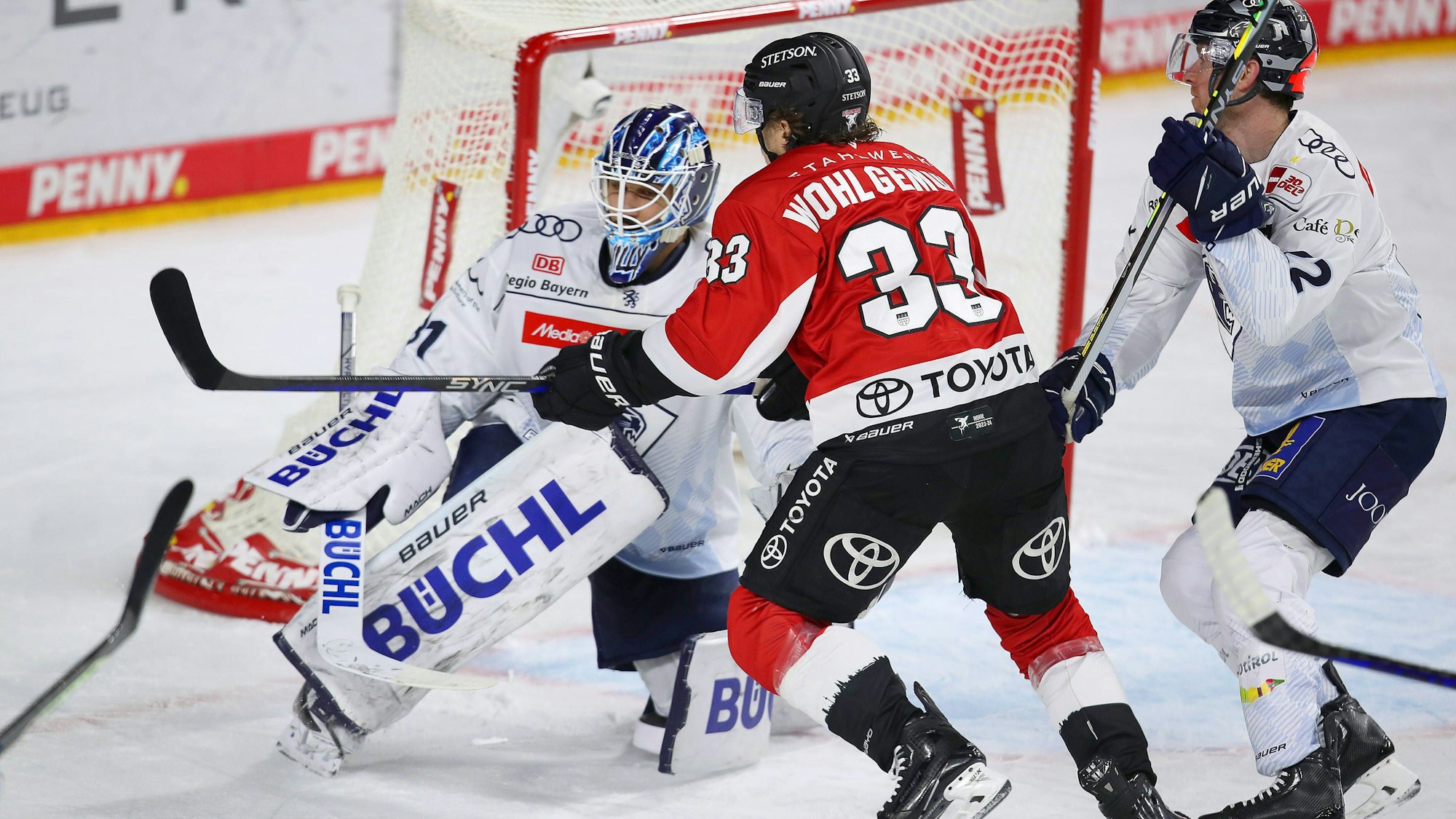 Kölner Haie - ERC Ingolstadt: Tim Wohlgemuth Kölner Haie schießt den Puck auf das Tor von Torhüter Devin Williams.