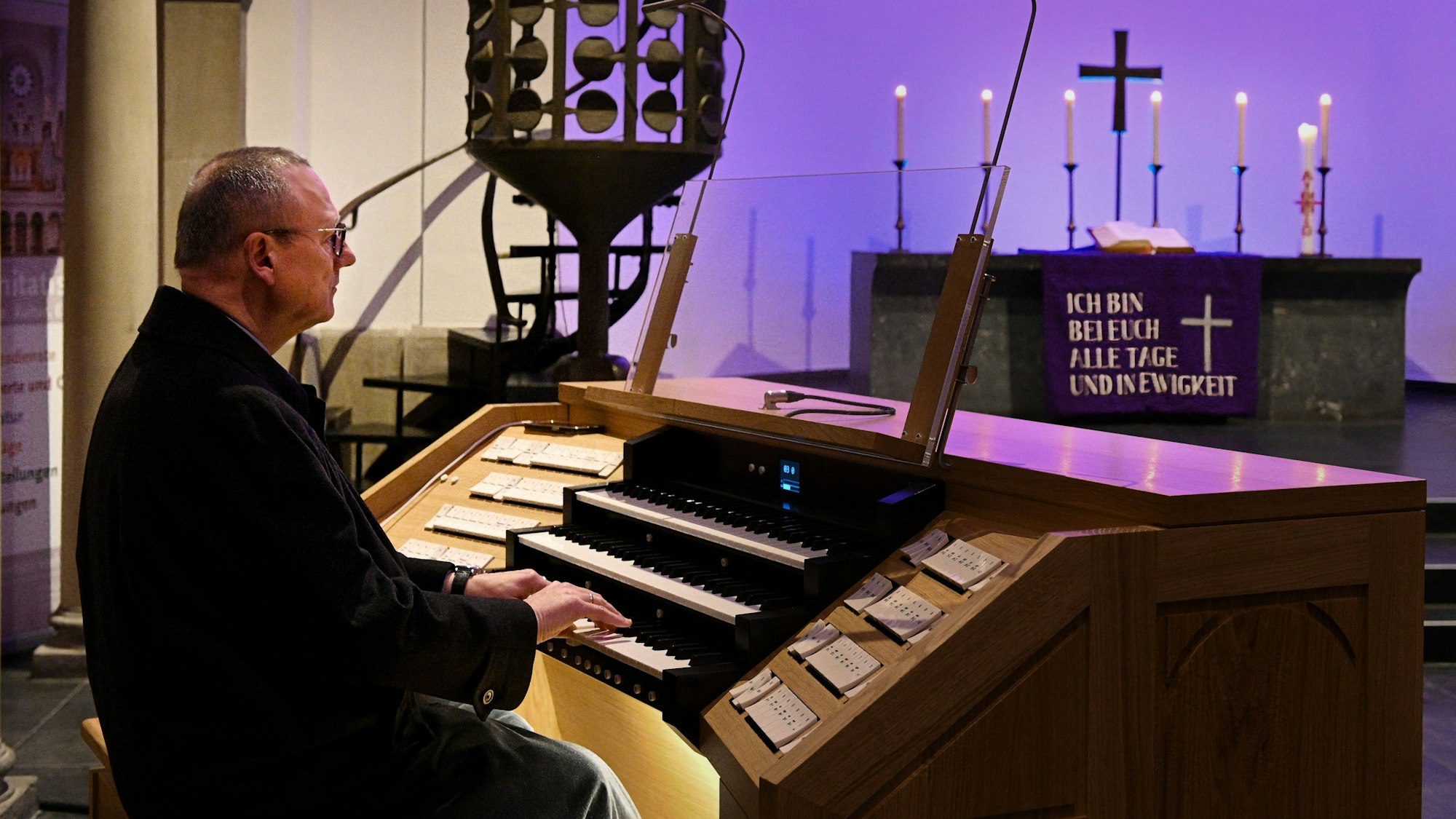 Beginn in der Trinitatuskirche: Wolf-Rüdiger Spieler an der Orgel zu langen Nacht der Kirchen.
