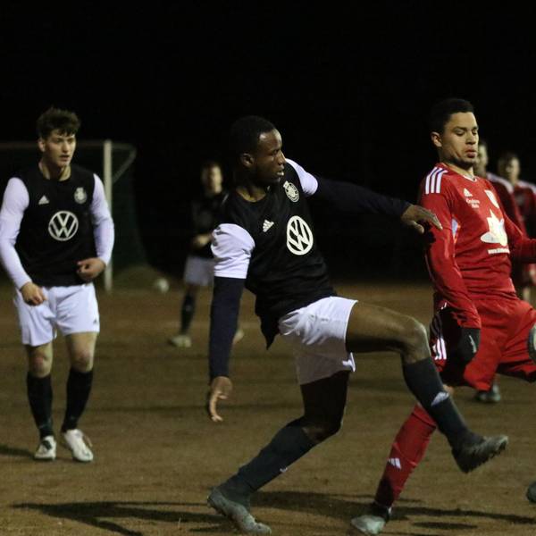 Zweikampf zwischen Sekou Keita und Johann Jentges.