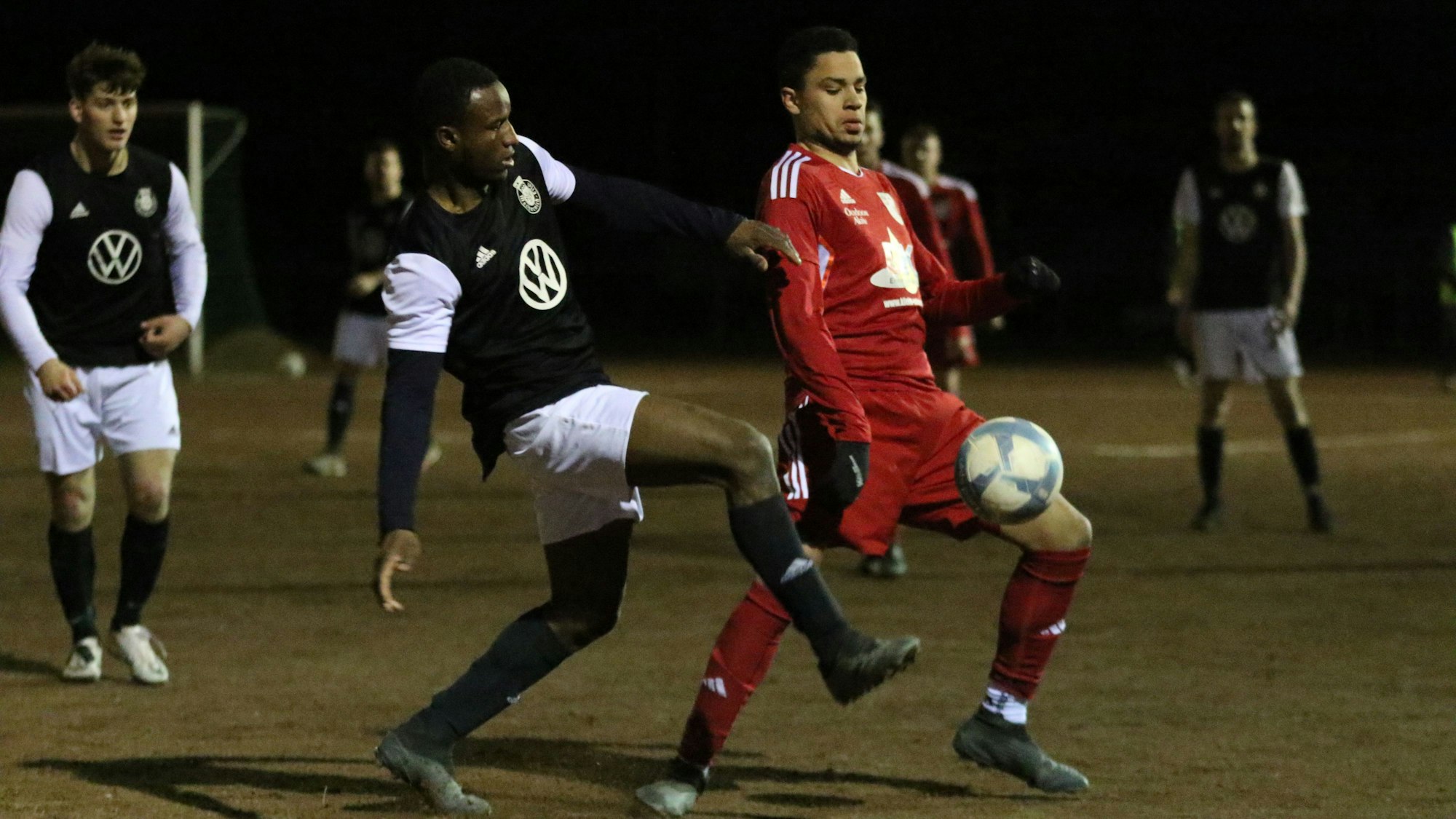 Zweikampf zwischen Sekou Keita und Johann Jentges.