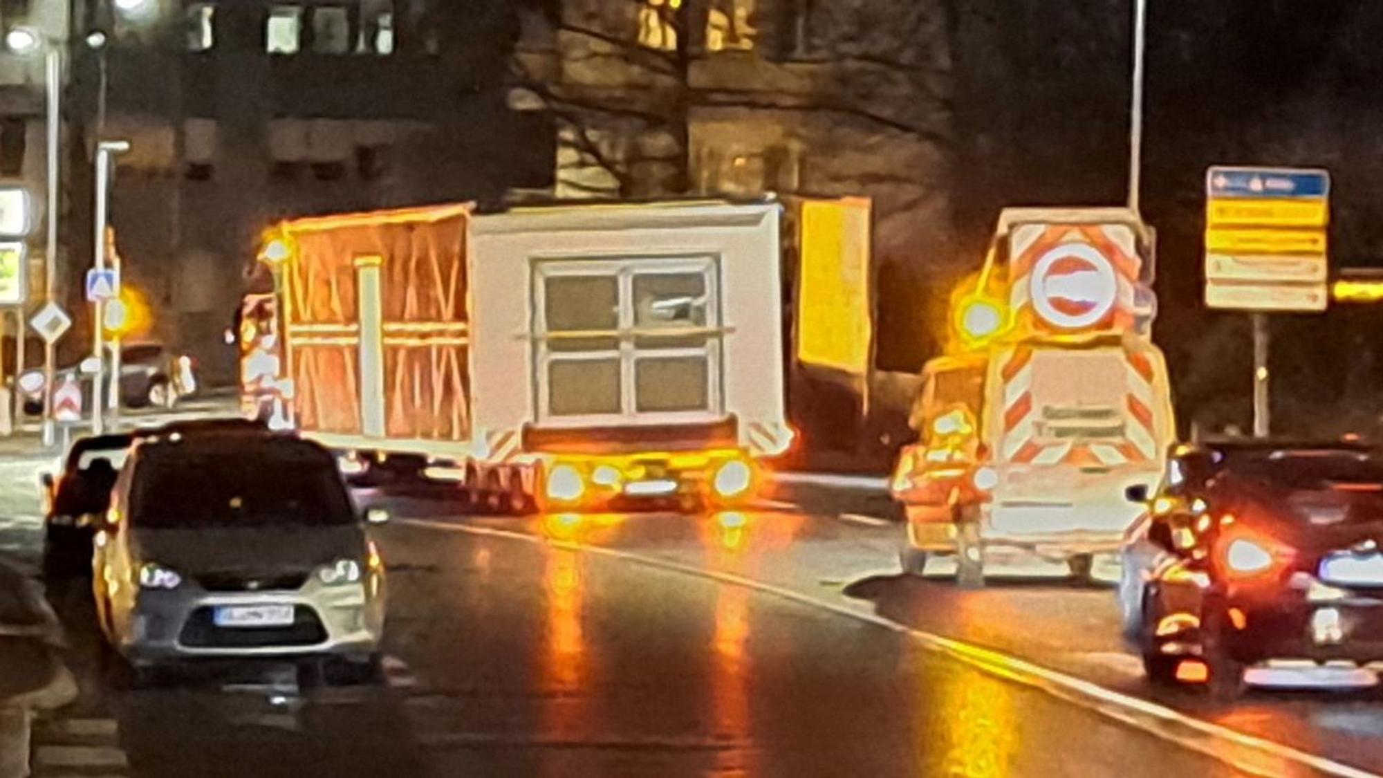 Ein Schwertransport fährt am Dienstagabend, 12. Dezember, gegen 22 Uhr auf der Overather Straße bzw. Steinstraße durch Bensberg.