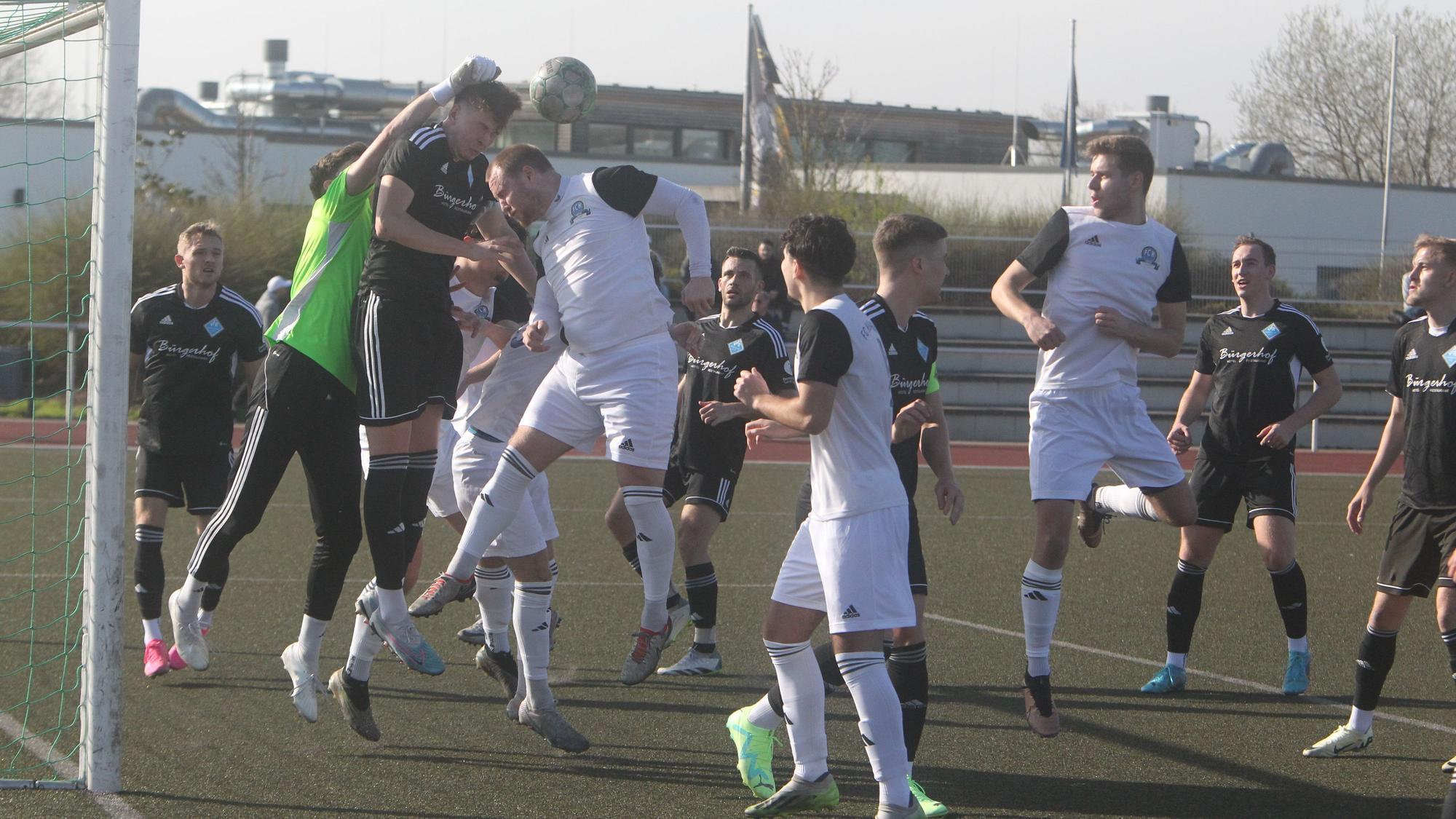Dicke Luft im Hangelarer Strafraum: Keeper Cedric Scheele bereinigt die Situation.