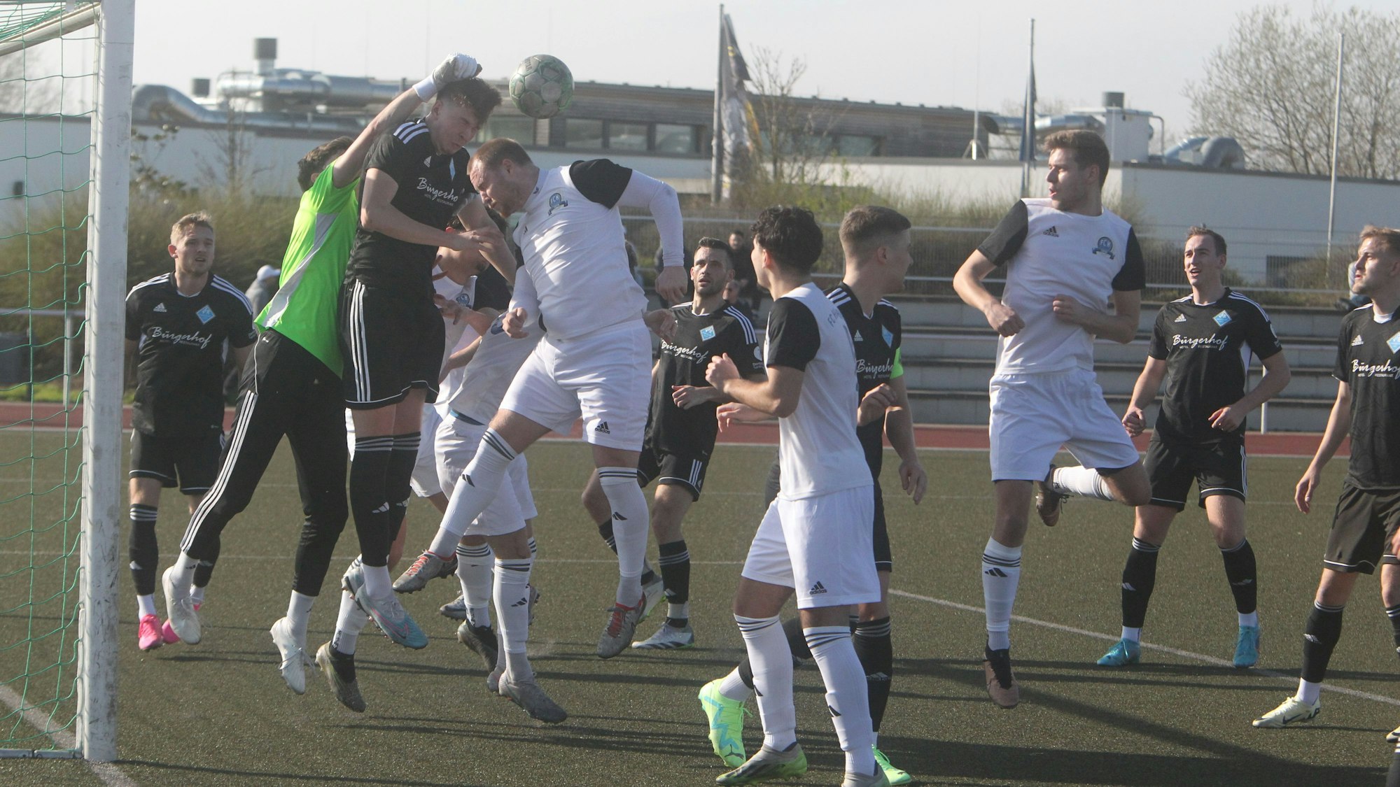 Dicke Luft im Hangelarer Strafraum: Keeper Cedric Scheele bereinigt die Situation.