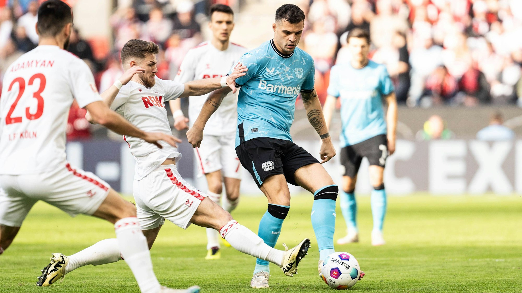 Der entscheidende Zweikampf zwischen Granit Xhaka (r.) und Jan Thielmann.