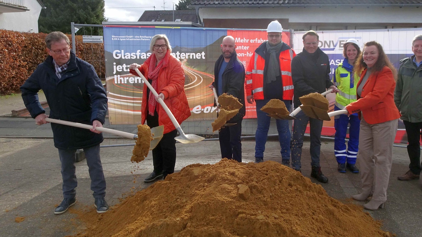 Breitbandausbau in Buschhoven: Symbolischer Spatenstich mit Swisttals Bürgermeisterin Petra Kalkbrenner (2.v. links), Vertretern der beteiligten Firmen, Bürgern und Orttsvorsteher Dieter Ramershoven (links).